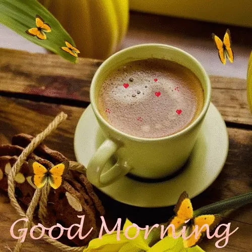 Een kopje koffie met hartjes en vlinders op een houten tafel. Een vrolijke ochtendgroet.