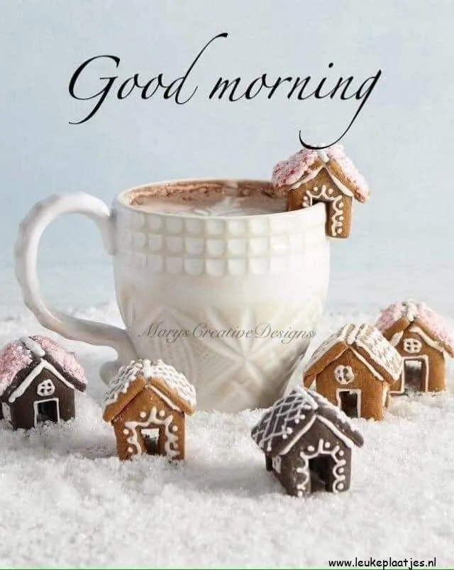 ᐅ koffie plaatje winter - Winter plaatjes Een grote mok warme chocolademelk met koekjeshuisjes in sneeuw.