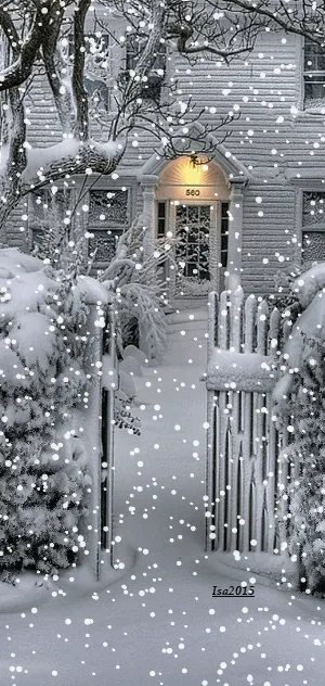 ᐅ koffie plaatje winter - Winter plaatjes Sneeuwbedekte tuin met een toegangshek en een huis op de achtergrond.