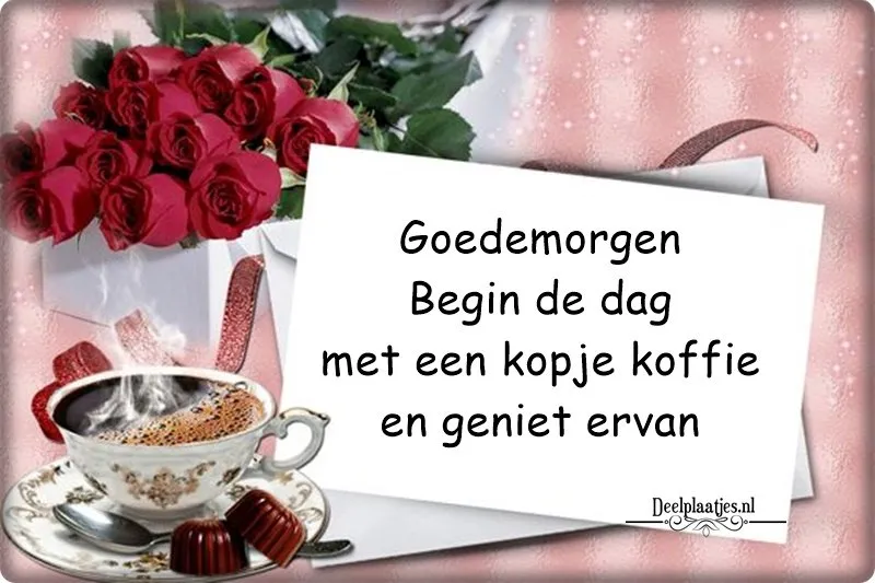 Een kopje koffie met rozen op de achtergrond en een groet om de dag te beginnen.