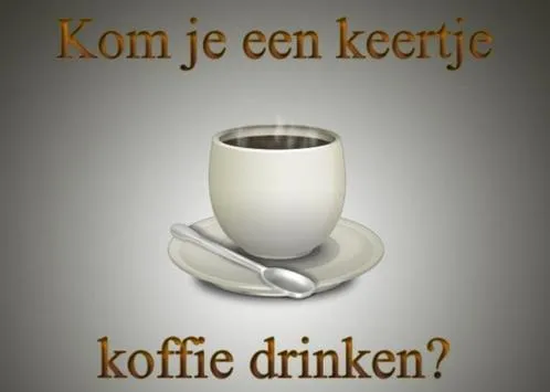 Witte koffiekop op schotel met lepel, uitnodiging voor koffie.
