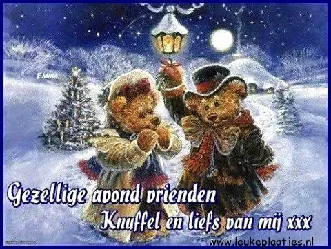 Twee schattige beren in winterkleding staan in de sneeuw bij een lantaarn.