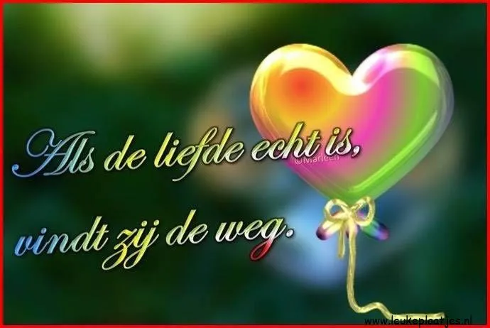 Kleurrijke hartvormige ballon met de tekst over liefde en haar weg vinden.