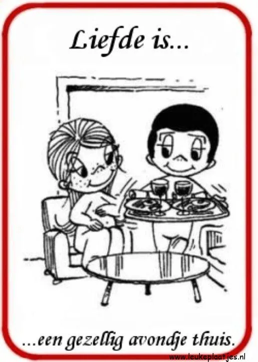 Een vrouw en man delen een gezellige avond met snacks op tafel.