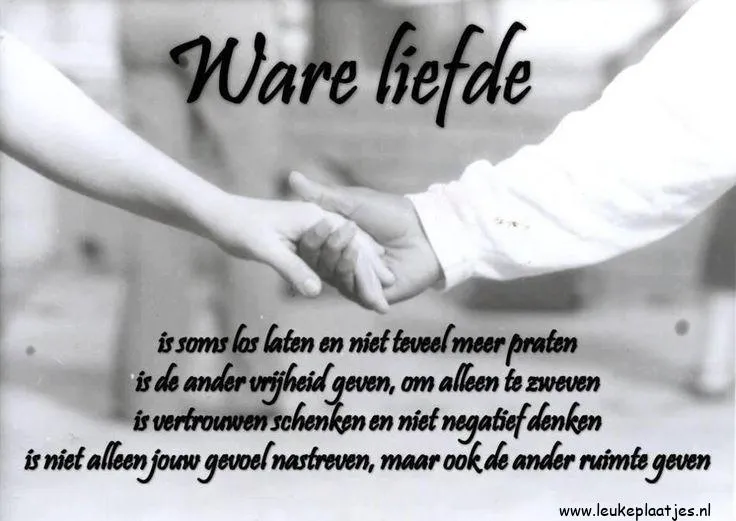 Zwart-wit afbeelding van twee handen die elkaar vasthouden met tekst over ware liefde.