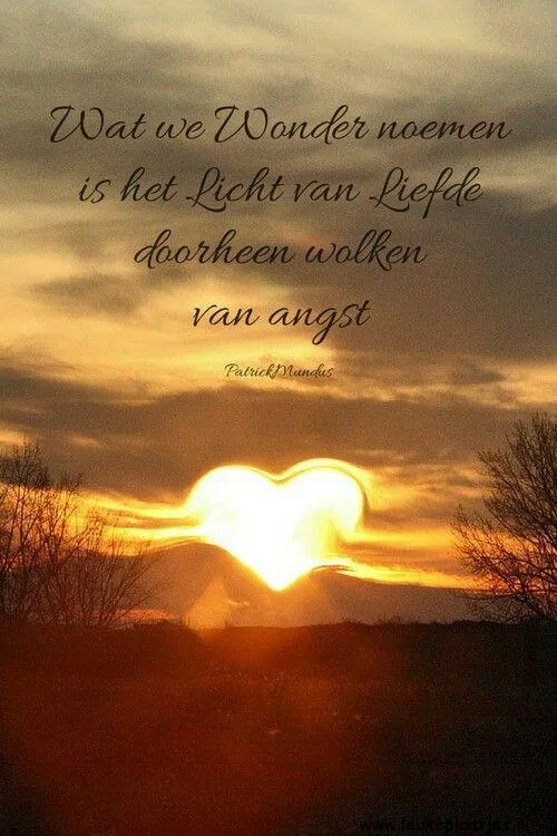 Zonsondergang met een hartvormige glans en tekst over liefde en angst.