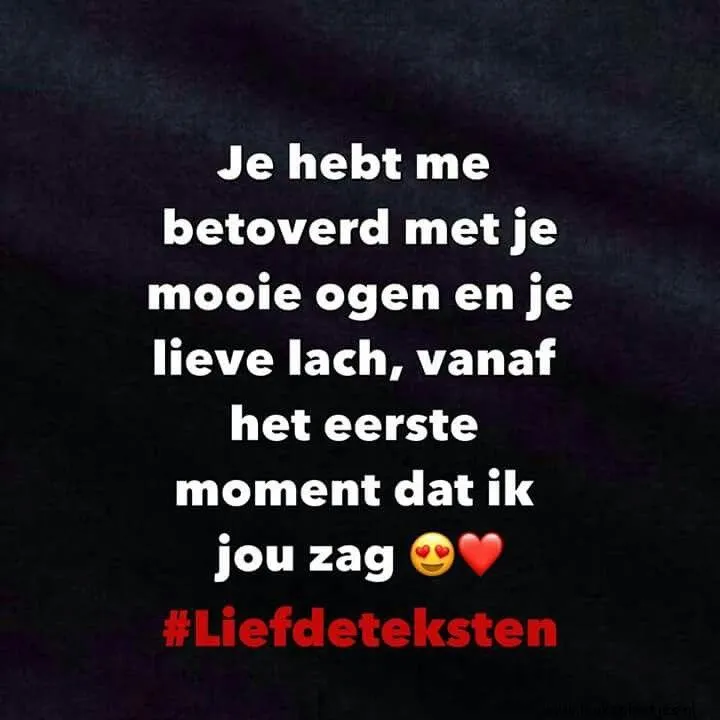 Tekst op een zwarte achtergrond over liefde en betovering.