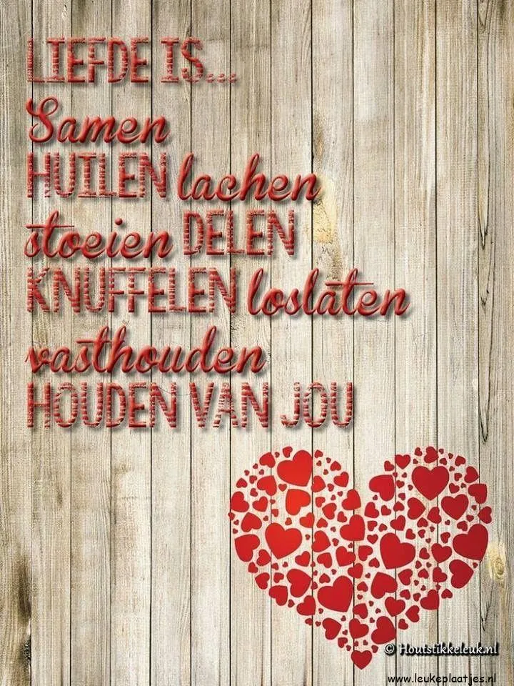 Tekst op een houten achtergrond met liefde als thema en een hart van harten.