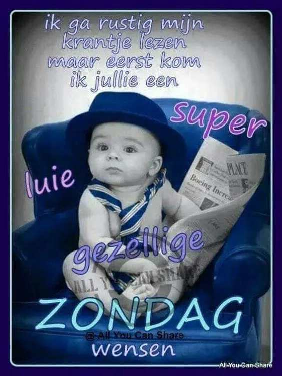 Baby in een blauwe hoed zit op een stoel met een krant, verwelkomt een zondagswens.