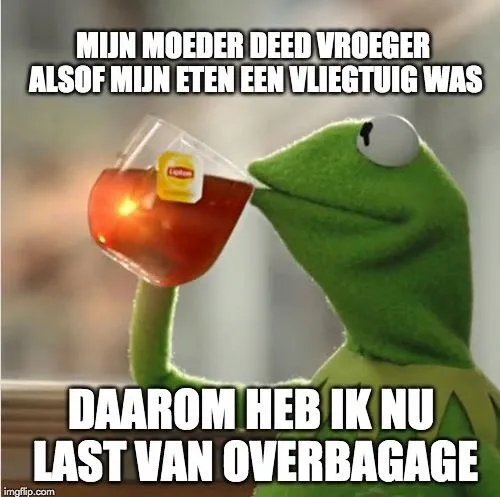 ᐅ maandag humor - Maandag plaatjes Kermit de Kikker houdt een drankje vast en kijkt naar de camera met een serieuze uitdrukking.