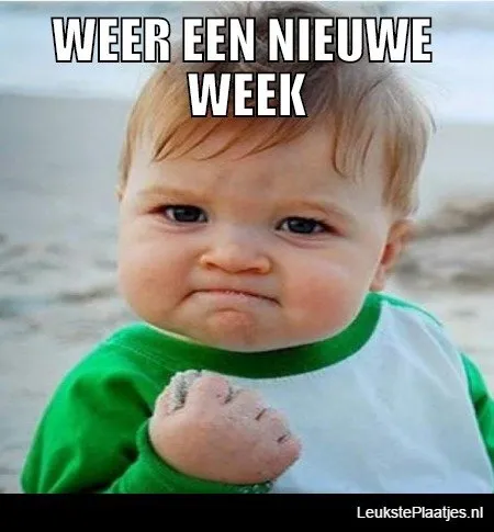 ᐅ maandag humor - Maandag plaatjes Een baby met gefrustreerde uitdrukking die zijn vuist omhoog houdt op het strand.