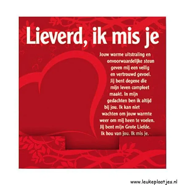 Rode achtergrond met hart en tekst over liefde en gemis.