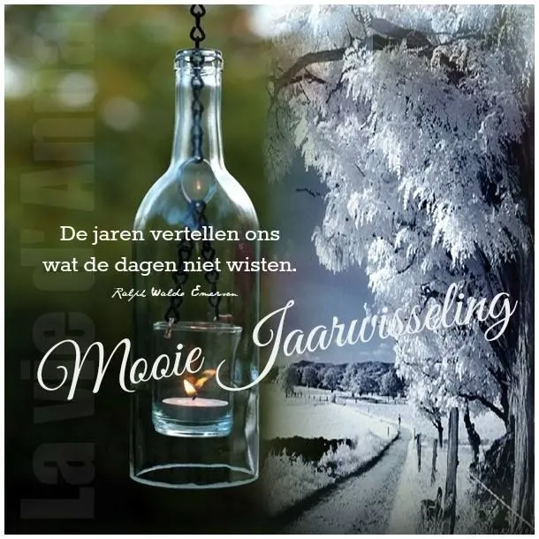 ᐅ mooie jaarwisseling - Jaarwisseling plaatjes Een hangende fles met kaars, naast een bedoelde winterlandschap. Text: Mooie Jaarwisseling.