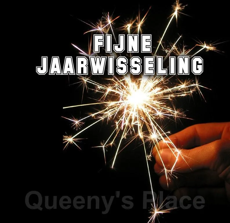 ᐅ mooie jaarwisseling - Jaarwisseling plaatjes Een hand houdt een sterretje vast met de tekst "Fijne Jaarwisseling" erboven.