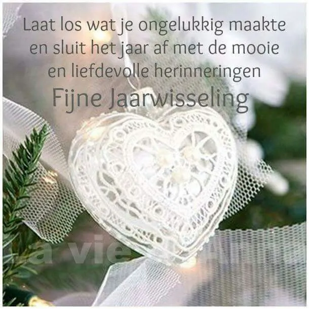 ᐅ mooie jaarwisseling - Jaarwisseling plaatjes Witte hartvormige ornament met tekst over het afsluiten van het jaar en mooie herinneringen.