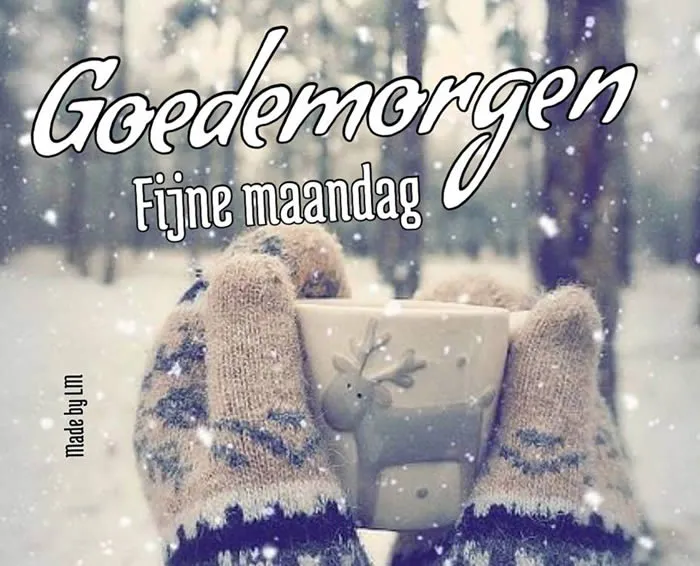 Een paar handen houden een mok in de sneeuw met de tekst ‘Goedemorgen, Fijne maandag’.