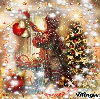 Een persoon versiert een kerstboom in een sfeervolle, feestelijke setting.