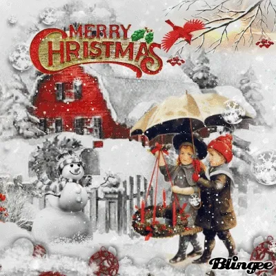 Twee kinderen met een paraplu lopen in de sneeuw bij een kersthuis.