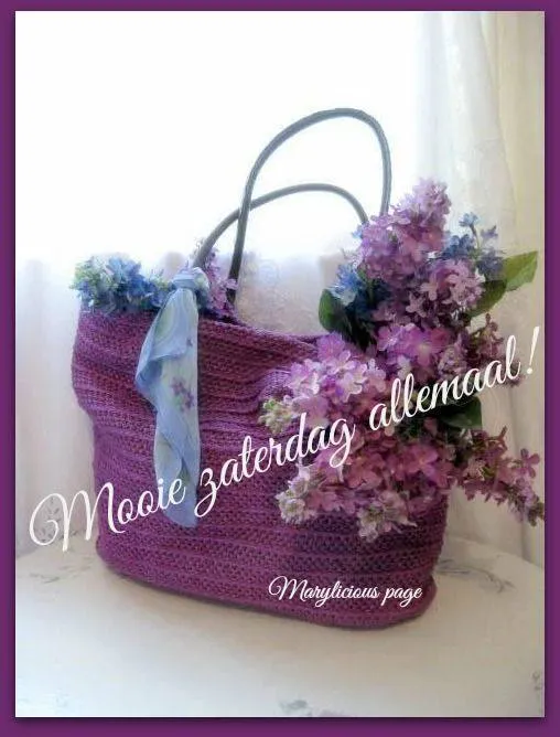 ᐅ mooie zaterdag - Zaterdag plaatjes Paarse tas gevuld met bloemen en een sjaal. Tekst: "Mooie zaterdag allemaal!"