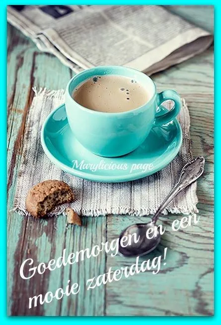 ᐅ mooie zaterdag - Zaterdag plaatjes Een lichtblauwe kop koffie op een bordje met een koekje en een krant ernaast.