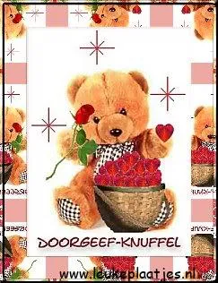 Aardige teddybeer met een roos en hartje, omringd door een mand vol bloemen.