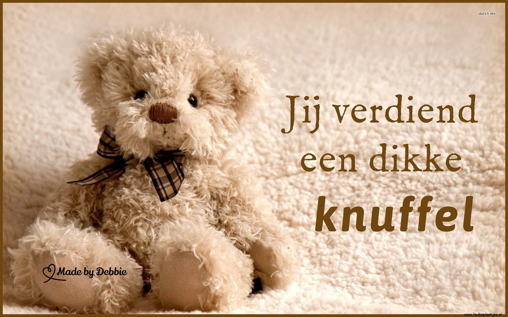 Een schattige teddybeer met een strik en de tekst "Jij verdient een dikke knuffel".