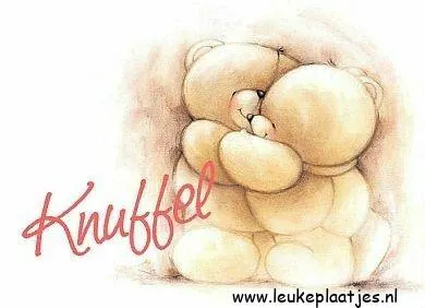 Twee schattige teddyberen geven elkaar een knuffel op een zachte achtergrond.