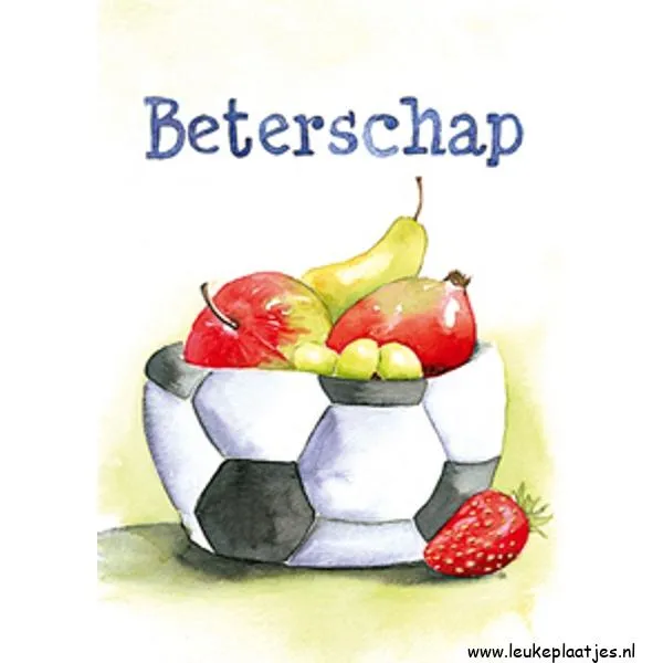 Een voetbalvormige kom met fruit en het woord 'Beterschap' erboven.