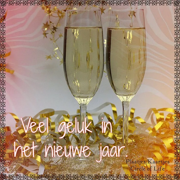 Twee glazen champagne met een wens voor een gelukkig nieuwjaar.