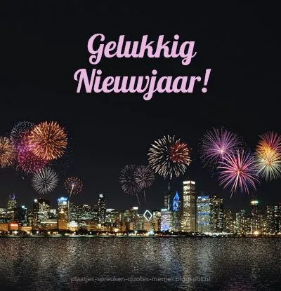 Vuurwerk boven een stad met de tekst "Gelukkig Nieuwjaar!" in grote letters.