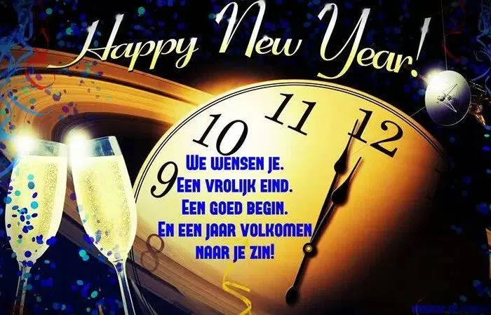 Een feestelijke afbeelding met champagneglazen en een klok die middernacht aangeeft.