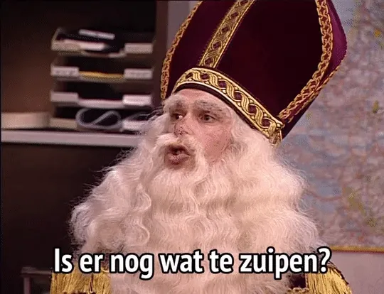 Man in een kostuum met grote mijter, vraagt om te drinken.