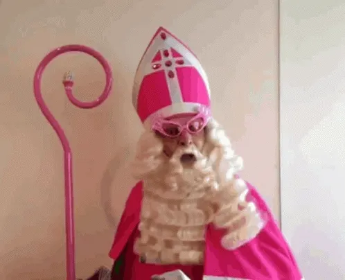 Een figuur in een roze bisschopsoutfit met een staf en grote mannelijke pruik.