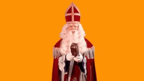 Sint Nicolaas in rood gewaad, houdt een cadeau vast tegen een oranje achtergrond.
