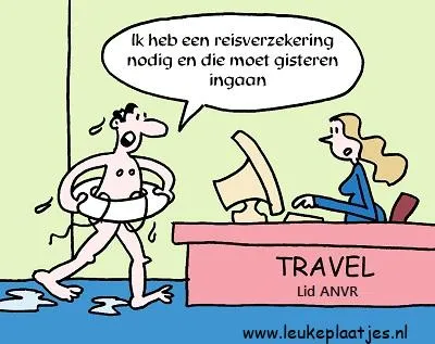 Man in badkleding vraagt om reisverzekering bij balie. Vrouw kijkt verbaasd.