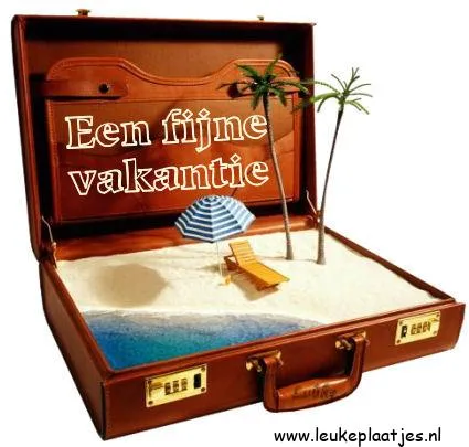 Koffer gevuld met zand, een parasol en strandstoel. Tekst: "Een fijne vakantie".