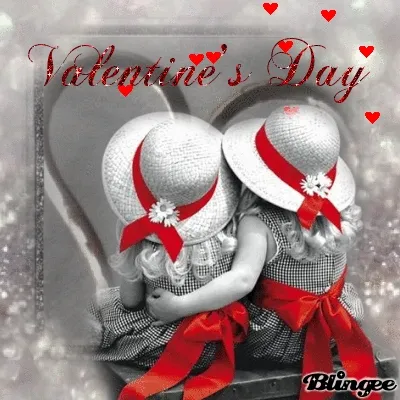 Twee meisjes met hoeden, omhelzend, in een romantische Valentijnssetting.