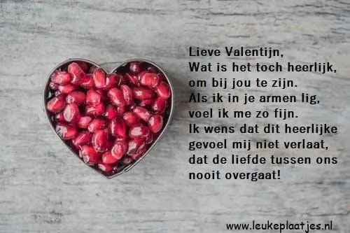 Een hartvormige schaal met granaatappels en een liefdesbrief ernaast.