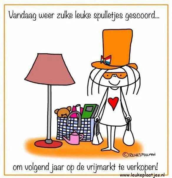 Vrouw met een hoed en zonnebril staat naast een lamp en speelgoedmand.