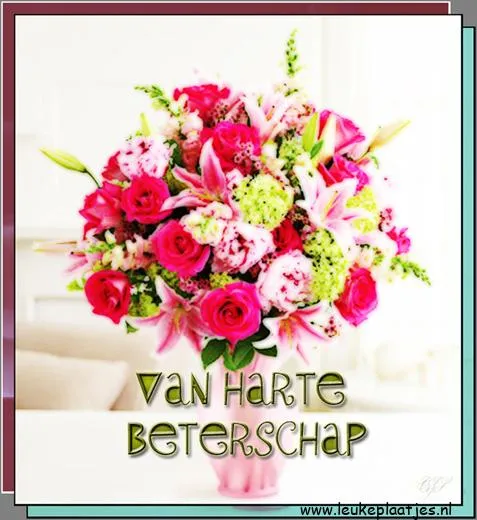 Een kleurrijk boeket bloemen met rozen en lelies in een vaas.