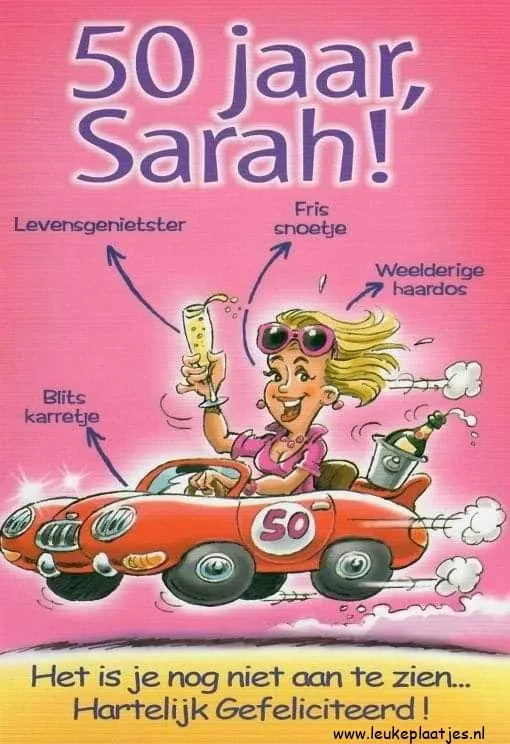 Vrouw in een auto viert haar 50ste verjaardag met feesthoed en champagne.