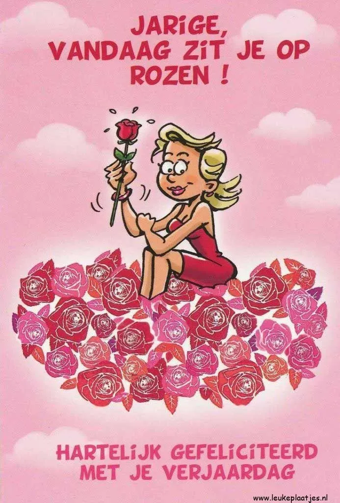 Een vrouw zit op een bed van rozen en houdt een roos vast, met een verjaardagsgroet.