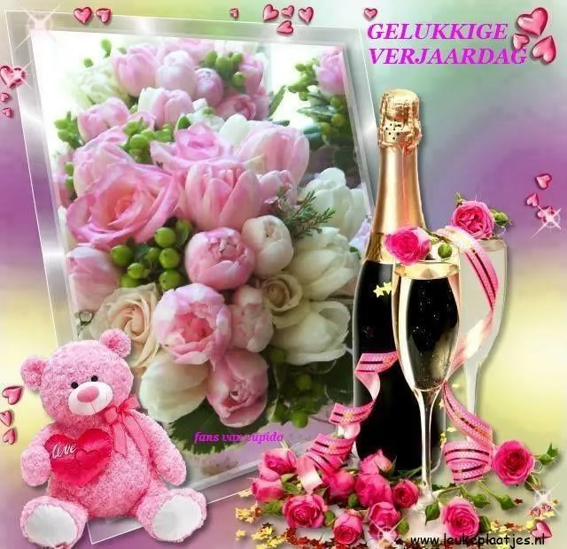 Een speciaal verjaardagsontwerp met bloemen, champagne en een knuffelbeer.