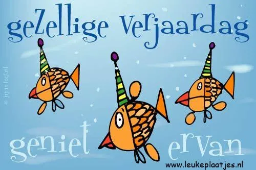 Drie feestelijke vissen met hoedjes en teksten voor een verjaardag.