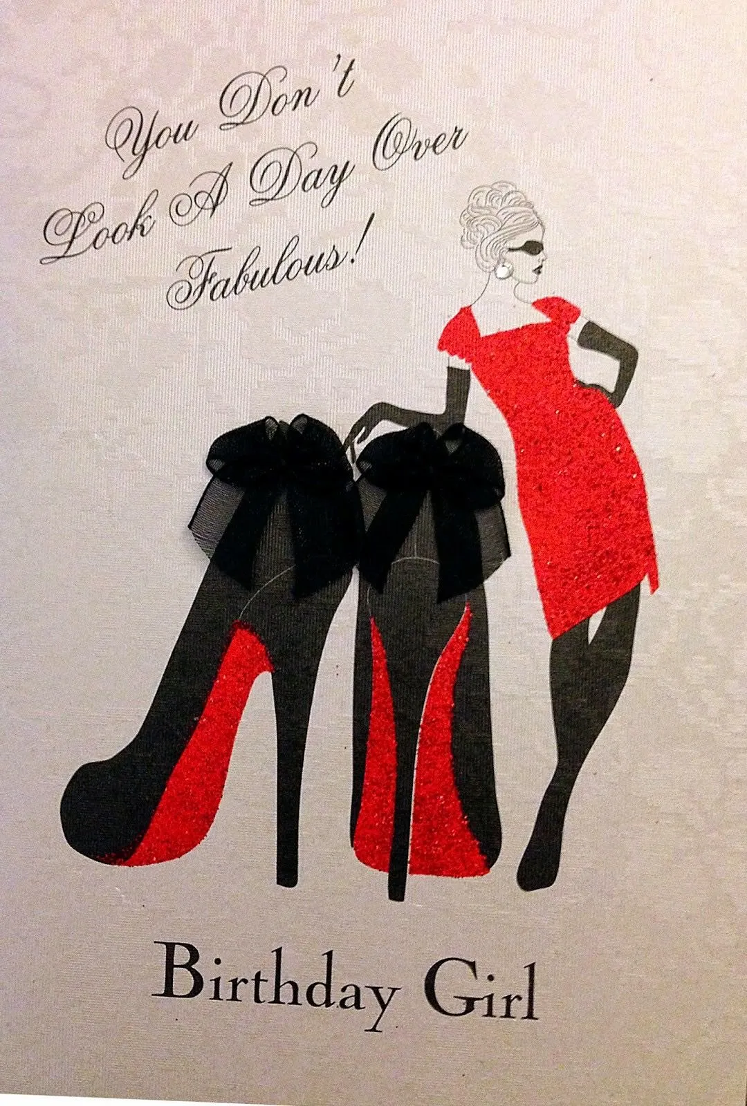 ᐅ verjaardagsplaatjes - Verjaardag plaatjes Verjaardagskaart met een vrouw in een rode jurk en hoge hakken, tekst bovenaan.