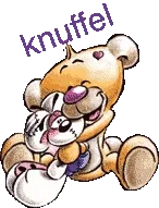 Knuffelrijke afbeelding van een teddybeer die een konijn omarmt.