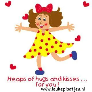 Een meisje in een gele jurk met stippen die met open armen staat en harten om zich heen heeft.