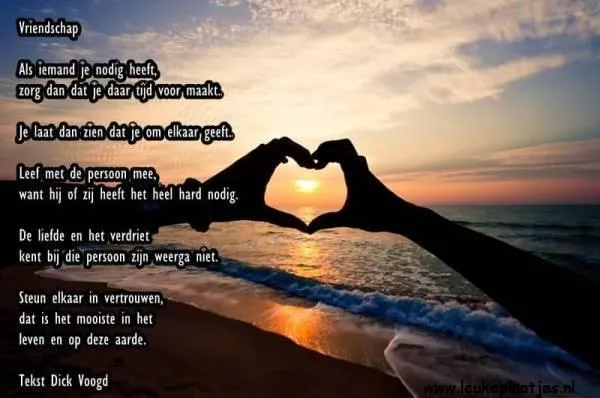 Twee handen vormen een hartvorm, met een tekst over vriendschap op de achtergrond.