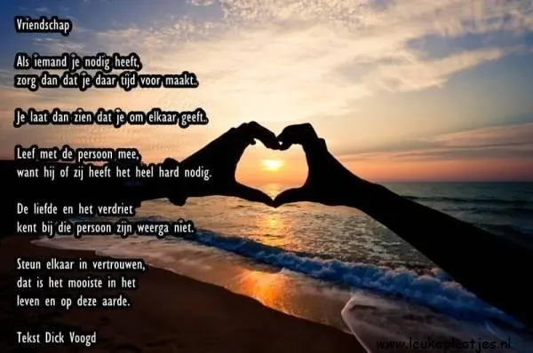 Handen vormen een hartvorm, met tekst over vriendschap op de achtergrond.