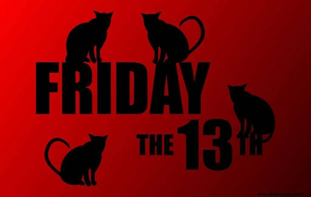Zwarte katten met de tekst 'Friday the 13th' op een rode achtergrond.